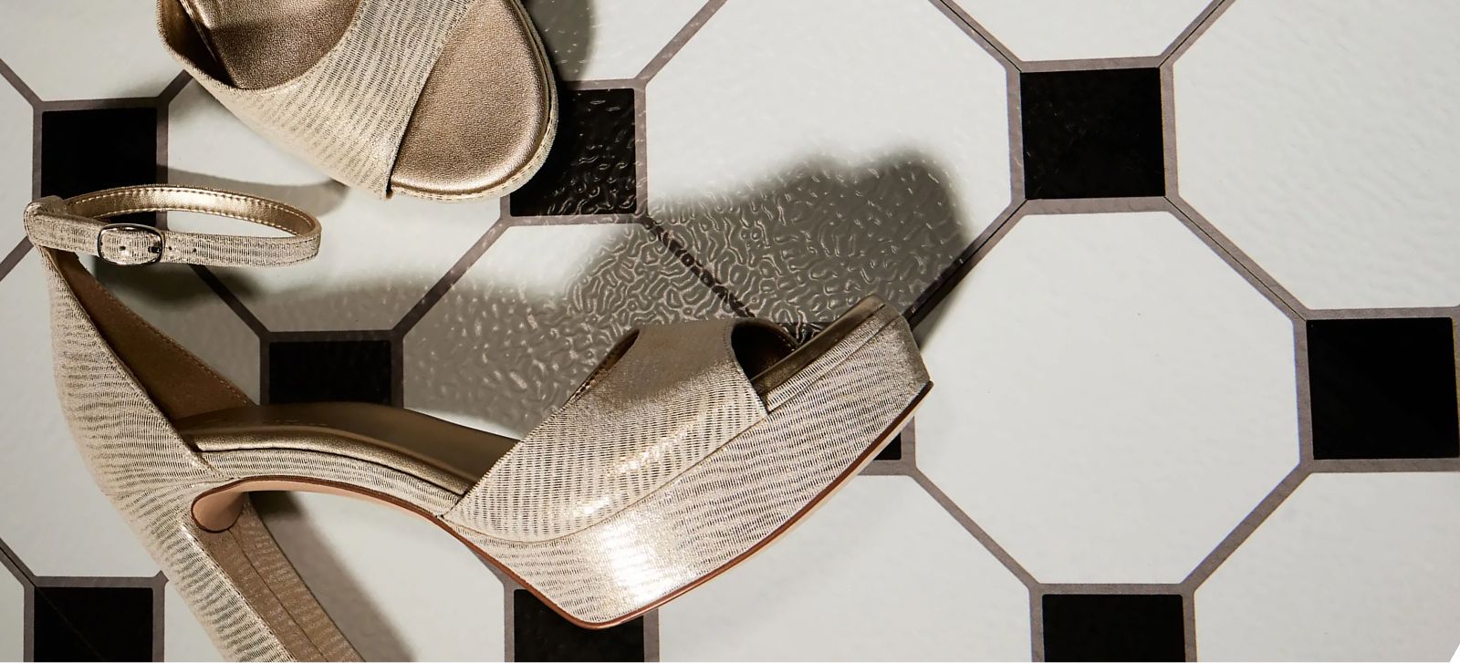 Delphie metallic on a checkered background