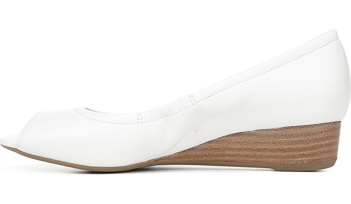 naturalizer contrast