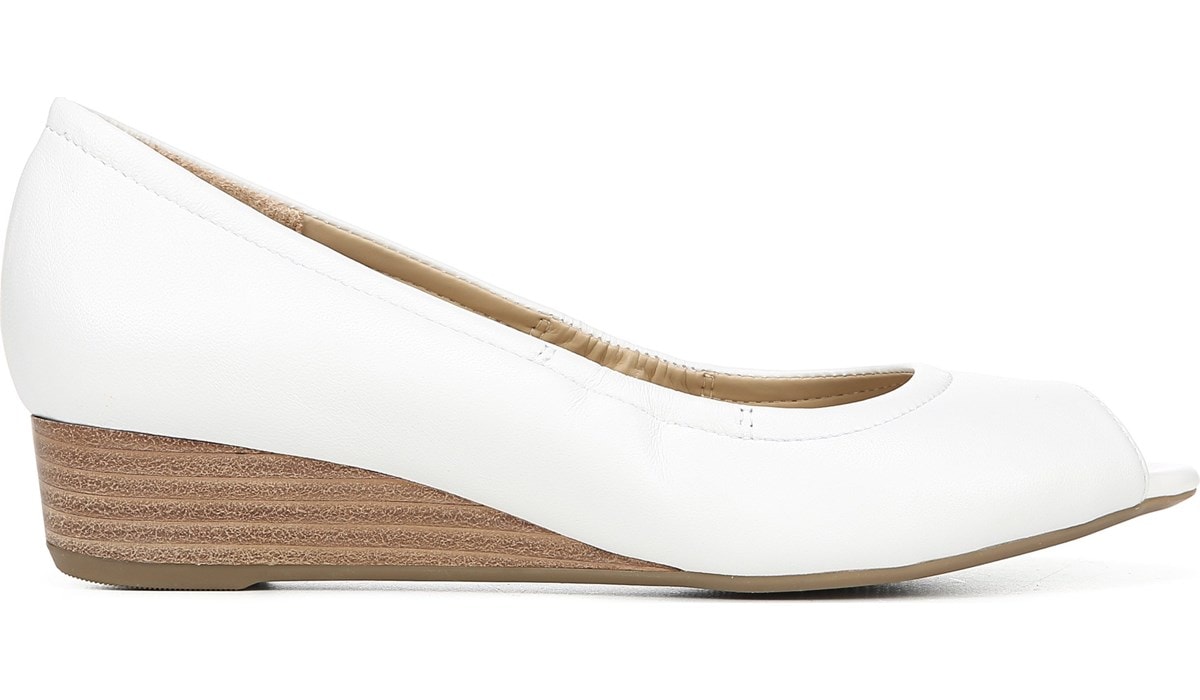 naturalizer contrast