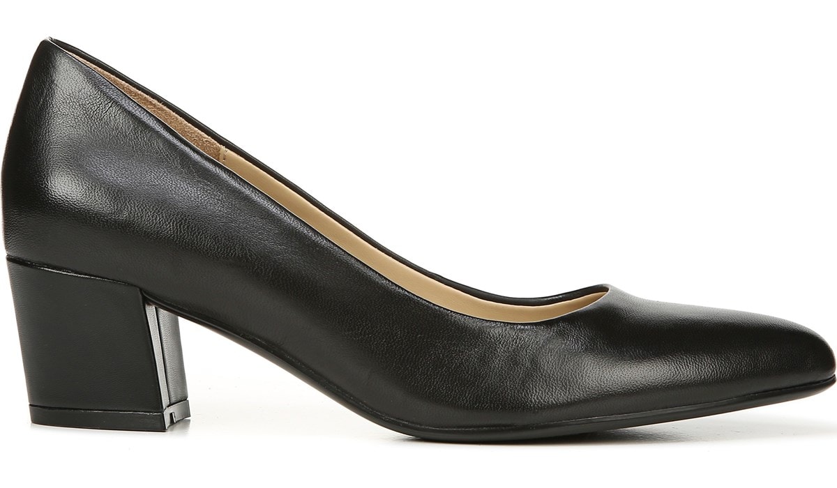 naturalizer shoes locations